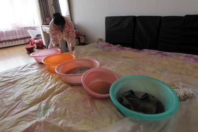 诸暨楼上漏水，住户失联，小区没物管，业主维权难！律师来支招……